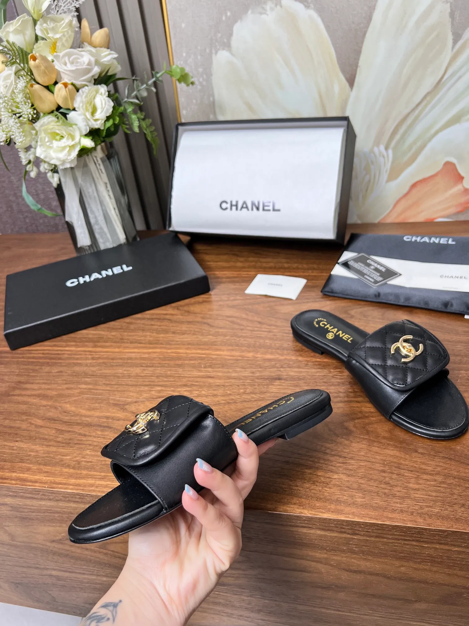 👟👟Ex-factory price 440👟👟Chanel classic slippers✅, very classic made of diamond-patterned cowhide😊 And it also has Chanel's classic gold buckle, heel, comfortable and easy to wear. Fabric: cowhide. Lining: cow lining. Color: black, white. Size: 35-42 (41, 42 can be customized and non-returnable). Outsole: Made of genuine leather outsole. Packaging: with card, cloth bag